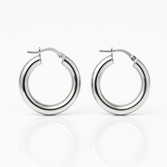 עגילי חישוק AMIT EARRINGS L עבים ומבריקים, במבט חזיתי עם השתקפות על רקע לבן, פרטי סוגר נראים בבירור.