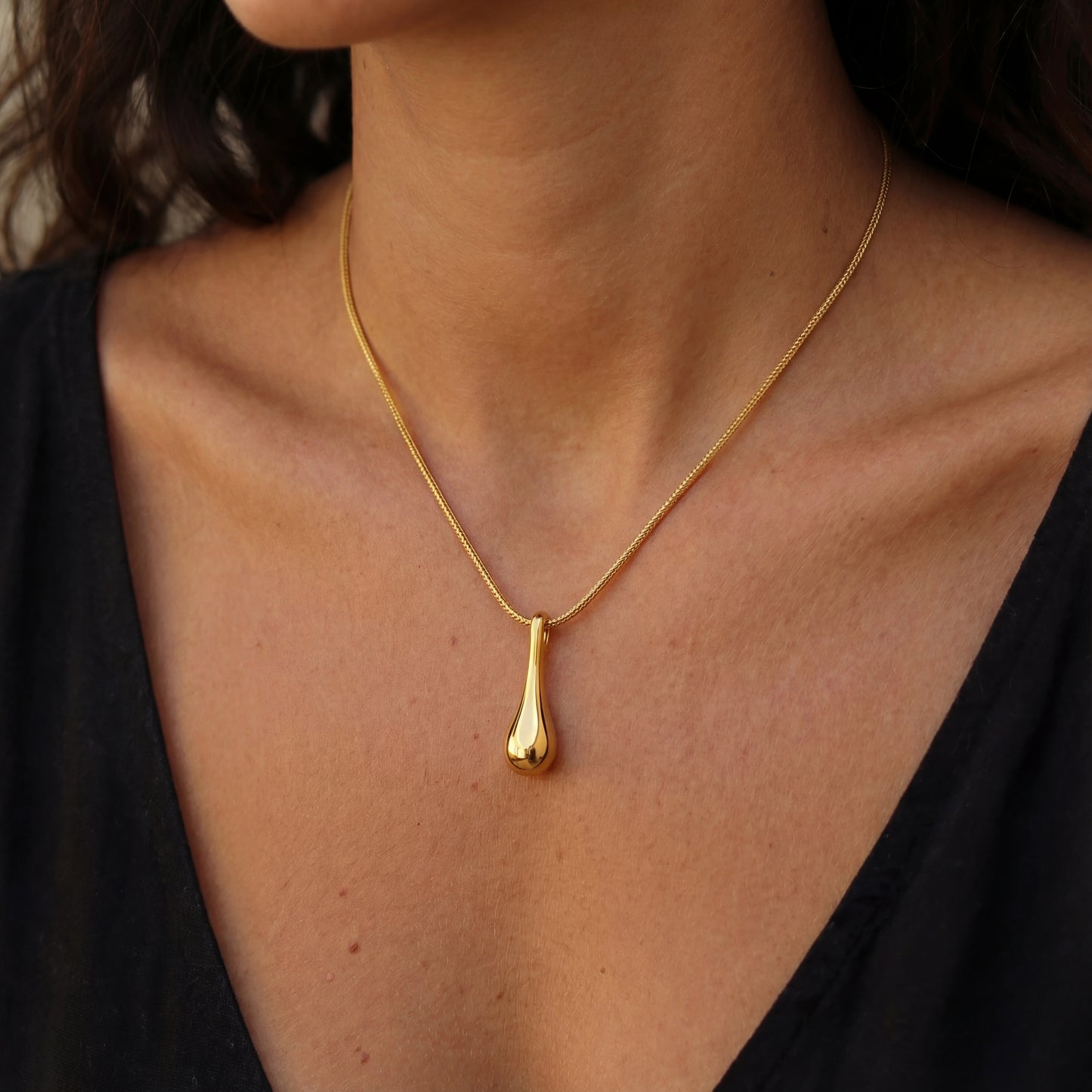 תמונה תקריב של שרשרת OLA מבית Lidi, עשויה פלדת אל-חלד עם תליון מעוצב, מציגה יוקרה וסטייל עכשווי.