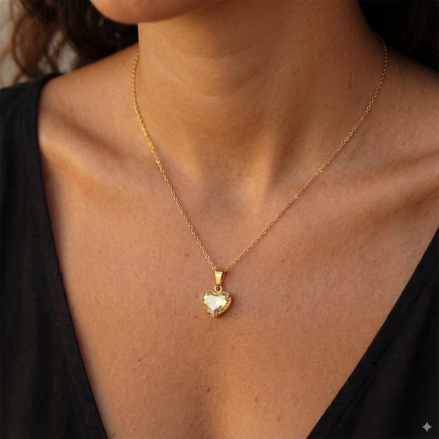 שרשרת LALYA יוקרתית מבית Lidi עם תליון לב קריסטל שקוף ואלגנטי, עשויה מפלדת אל-חלד.