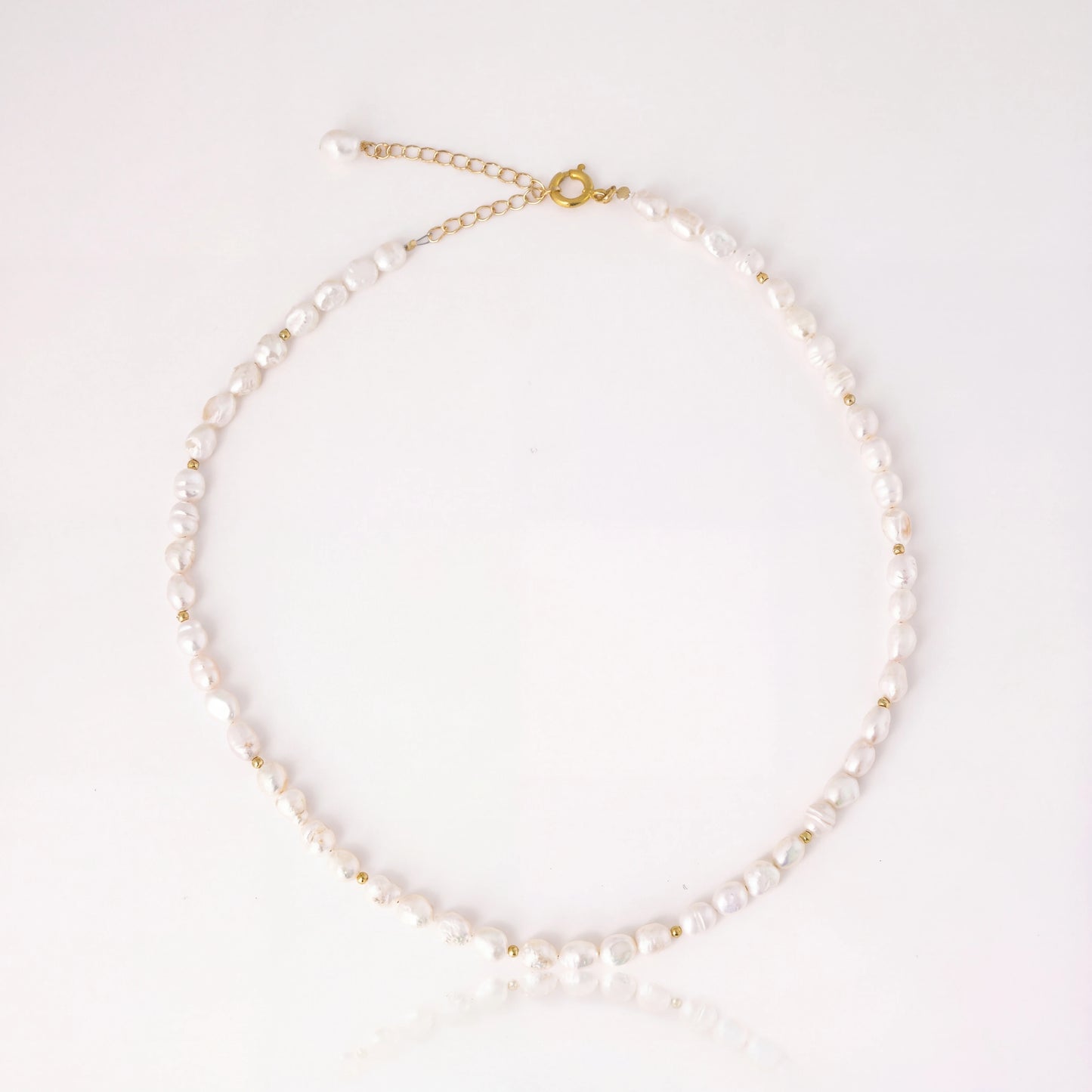 שרשרת BELA NECKLACE GOLD יוקרתית מבית Lidi, עשויה פניני מים מתוקים וחרוזי גולדפילד 14 קראט. תכשיט אלגנטי בעבודת יד.