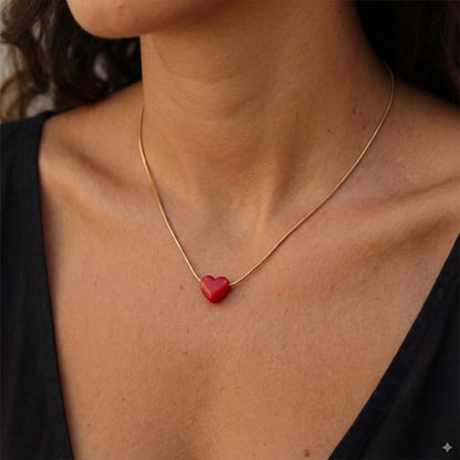 שרשרת KIARA NECKLACE יוקרתית מבית Lidi עם תליון לב אדום מבריק מפלדת אל-חלד על רקע עדין.