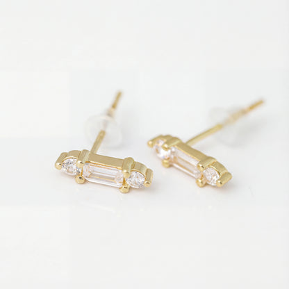 עגילי YUVAL EARRINGS צמודים מזהב 2 מיקרון וזרקונים נוצצים, בעיצוב אלגנטי וקלאסי, מבית Lidi Jewelry.
