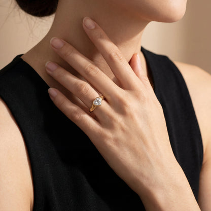 טבעת ZARK RING יוקרתית מבית Lidi, בעיצוב לב מוזהב נוצץ עם זרקון מרכזי, מפלדת אל-חלד עמידה במים.